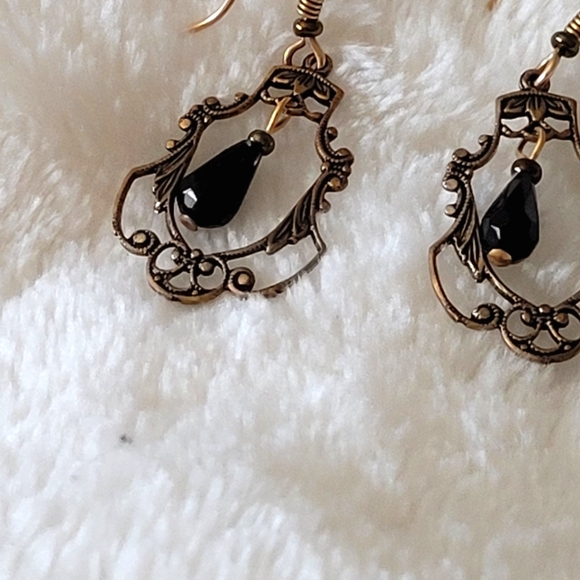 Vintage gold toned screw backed earrings. - Picture 3 of 6